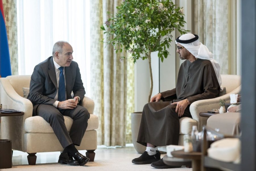 رئيس الدولة ورئيس وزراء أرمينيا يبحثان علاقات البلدين