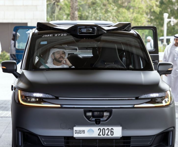 حمدان بن محمد يدشن التشغيل الرسمي لخدمة مركبات الأجرة ذاتية القيادة دون سائق في دبي