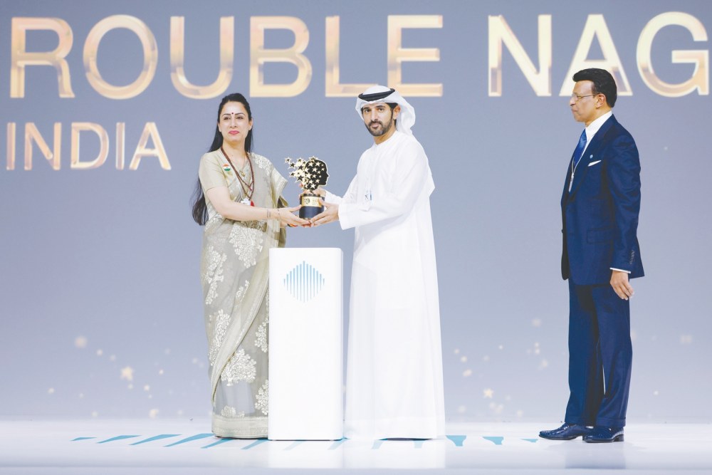 بحضور محمد بن راشد.. حمدان بن محمد يكرّم روبل ناغي من الهند بجائزة “أفضل مُعلِّم في العالم” 2026