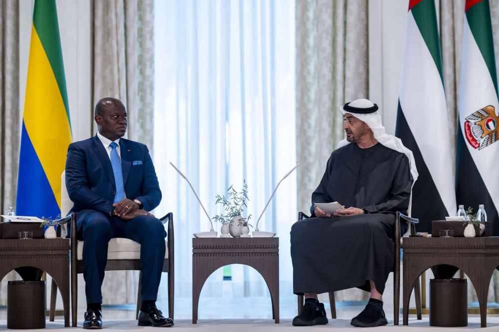 رئيس الدولة ورئيس الغابون يبحثان تعزيز علاقات التعاون بين البلدين