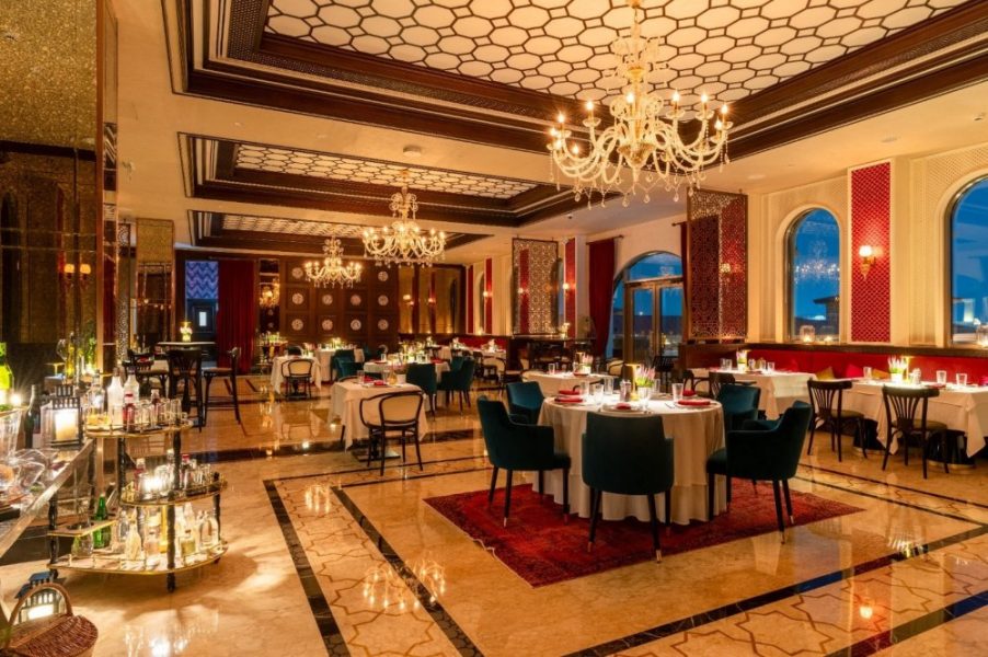 أمسية رومانسية تنتظر الضيوف في مطعم “أورينت” في منتجع ريكسوس بريميوم جزيرة السعديات