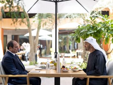 رئيس الدولة والرئيس المصري يبحثان علاقات البلدين والجهود المبذولة تجاه التطورات في المنطقة