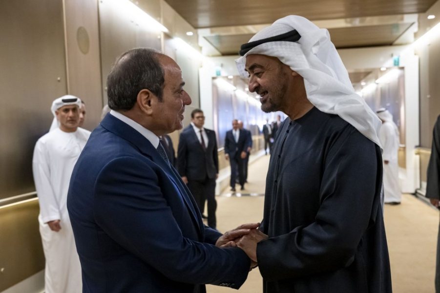 رئيس الدولة والرئيس المصري يبحثان علاقات البلدين والجهود المبذولة تجاه التطورات في المنطقة