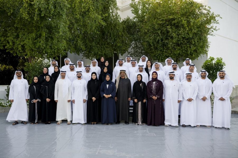 رئيس الدولة يستقبل المشاركين في برنامج القادة الإماراتيين من الصف الثاني الذي عقد في الصين