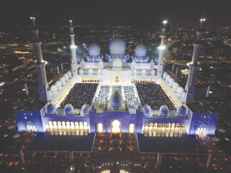 رمضان في الإمارات.. أجواء روحانية ومرونة في العمل واستقرار في الأسواق