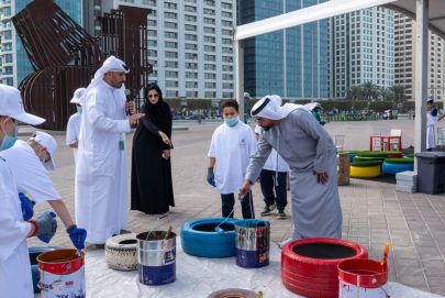 بلدية مدينة أبوظبي تنظم فعالية توعوية لمرتادي شاطئ الكورنيش وطلبة المدارس حول أهمية “إعادة التدوير”