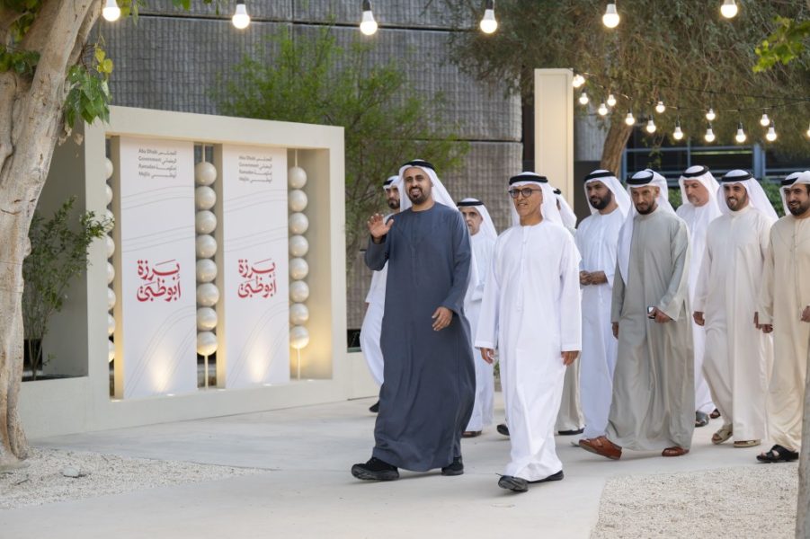 ذياب بن محمد بن زايد يشارك موظفي جهات حكومية الإفطار الرمضاني في «برزة أبوظبي»