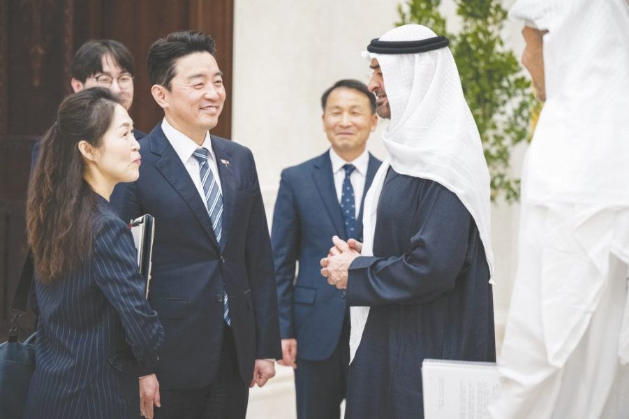 رئيس الدولة يتسلم رسالة خطية من الرئيس الكوري خلال استقباله المبعوث الخاص