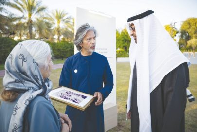 رئيس الدولة يحضر أول لقاء يجمع عدداً من الشخصيات التي شهدت مراسم رفع علم الاتحاد مع الوالد المؤسس الشيخ زايد