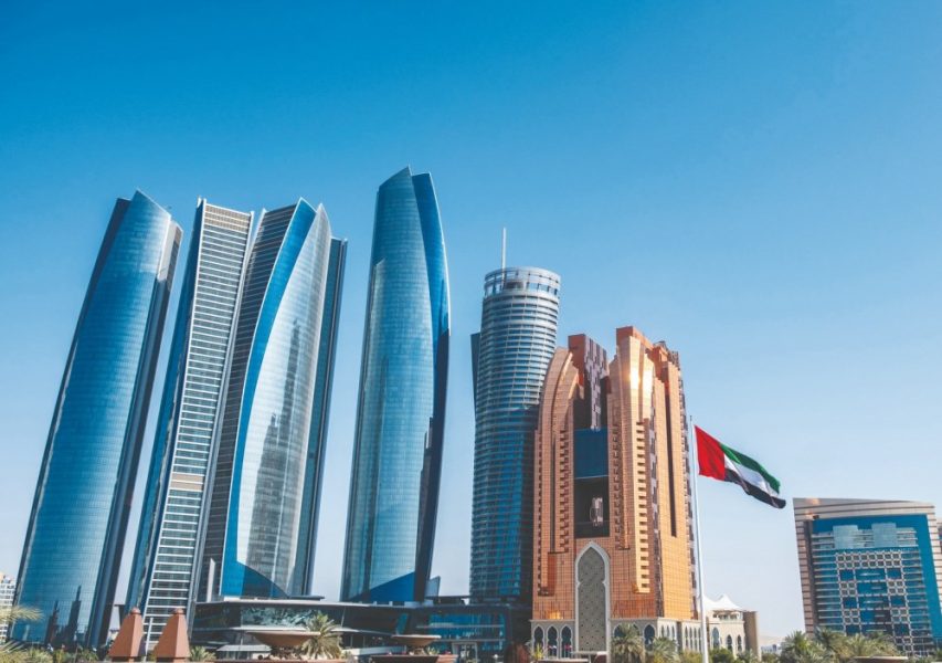 سقوط شظايا طائرة مسيرة نتيجة اعتراضها على واجهة أحد مباني أبراج الاتحاد