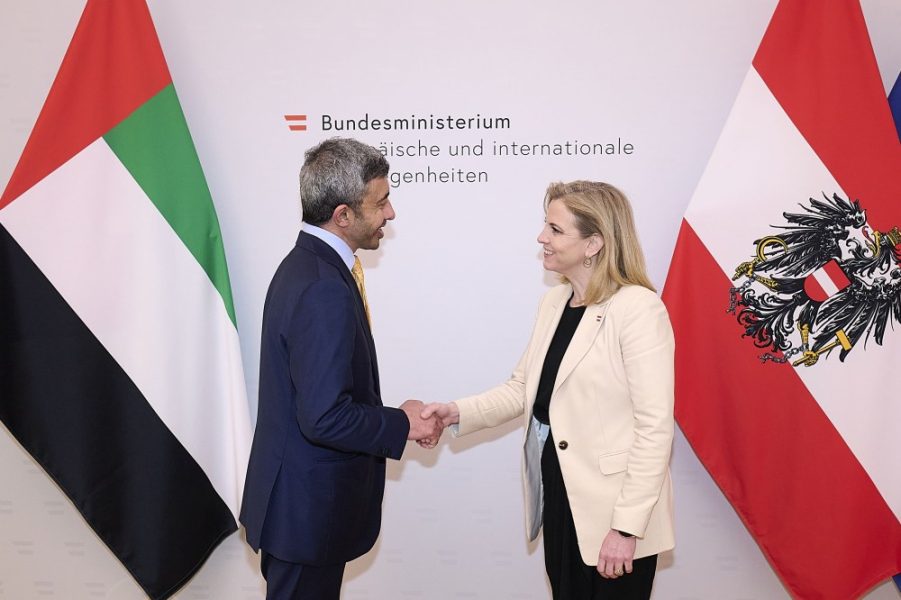 عبدالله بن زايد يلتقي الوزيرة الاتحادية للشؤون الأوروبية والدولية في النمسا