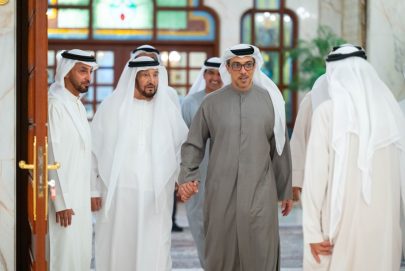 منصور بن زايد يحضر مأدبة إفطار أقامها محمد بن بطي آل حامد