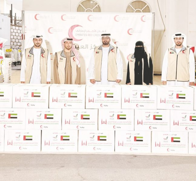 “الهلال الأحمر” بالعين يتسلّم 2000 طرد غذائي من مركز سهيل بن عويضة الخييلي