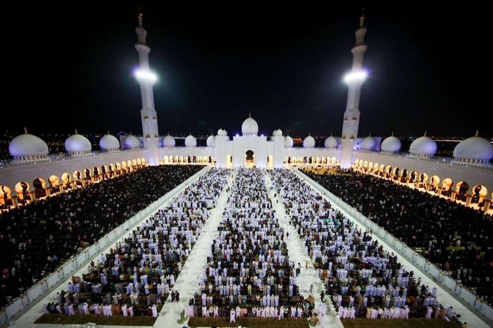 100 ألف مصل يحيون ليلة السابع والعشرين من رمضان في مركز جامع الشيخ زايد الكبير