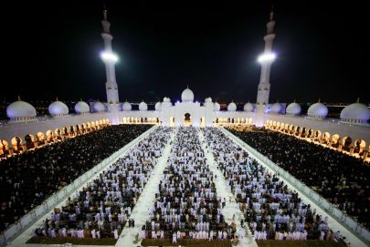 أكثر من 100 ألف مصل يحيون ليلة السابع والعشرين من رمضان في مركز جامع الشيخ زايد الكبير