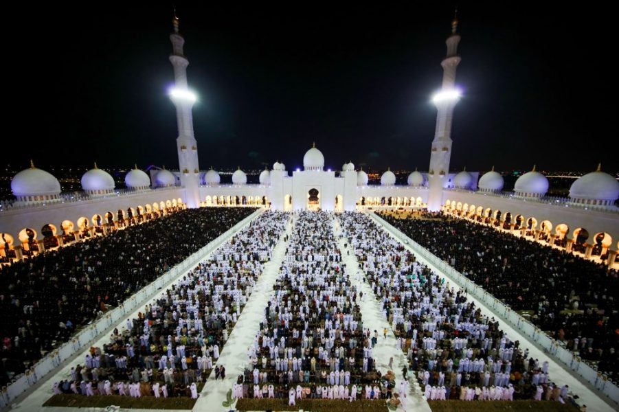 أكثر من 100 ألف مصل يحيون ليلة السابع والعشرين من رمضان في مركز جامع الشيخ زايد الكبير