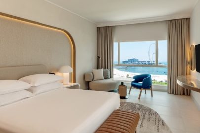 تجربة شاطئية فاخرة في منتجع شيراتون شاطئ الجميرا