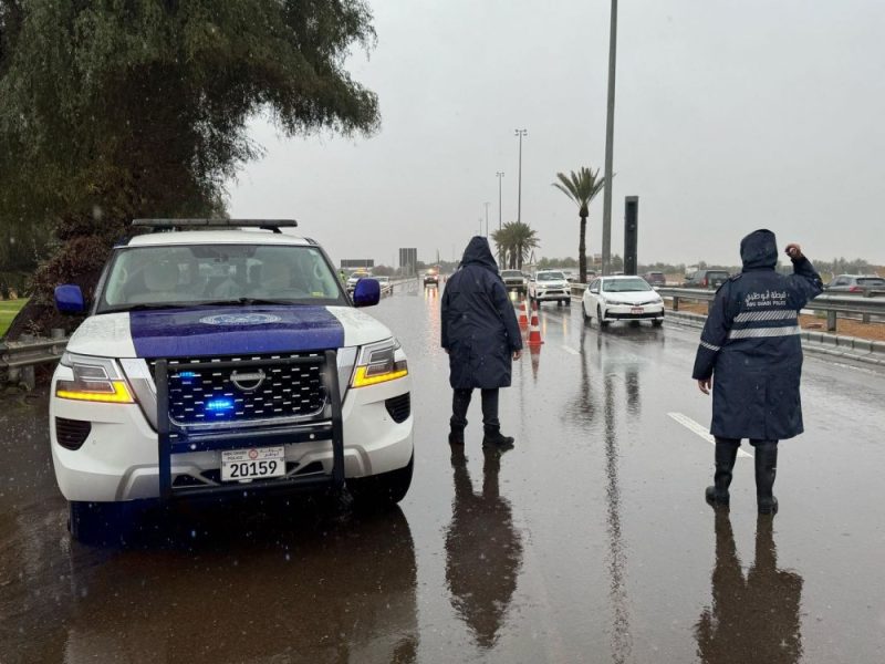 شرطة أبوظبي تهيب بالسائقين الالتزام بالقيادة الآمنة وبإرشادات السلامة خلال الأجواء الماطرة