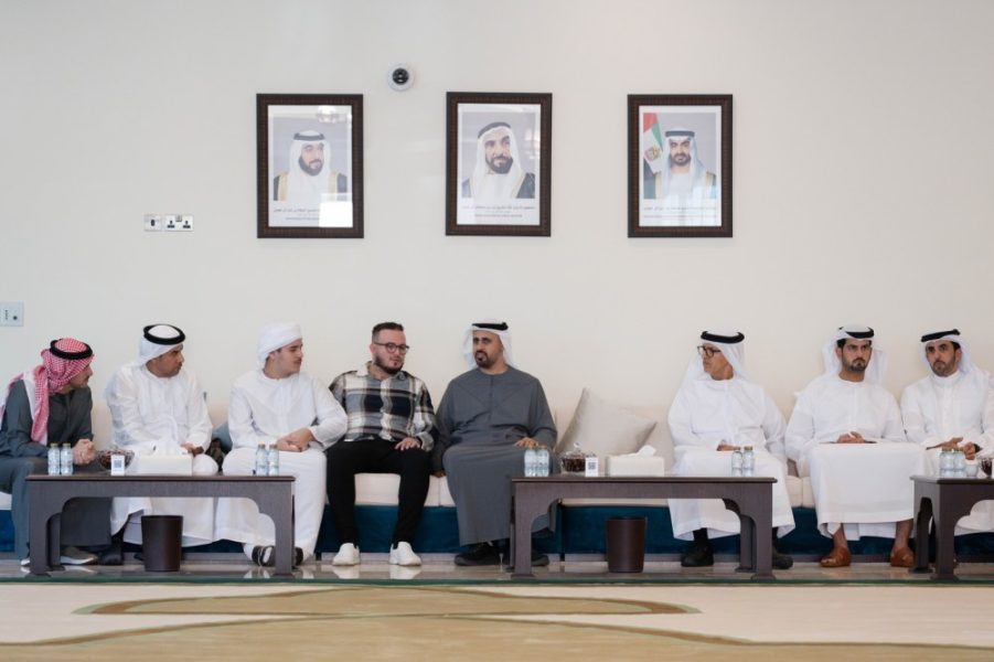 ذياب بن محمد بن زايد يقدِّم واجب العزاء في وفاة الشهيد محمد أزنيبلة