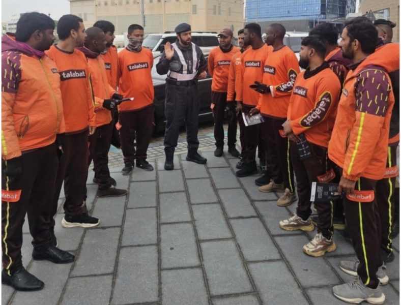 شرطة أبوظبي‬⁩ تعزز التوعية المرورية لمستخدمي الدراجات النارية في الأجواء الماطرة