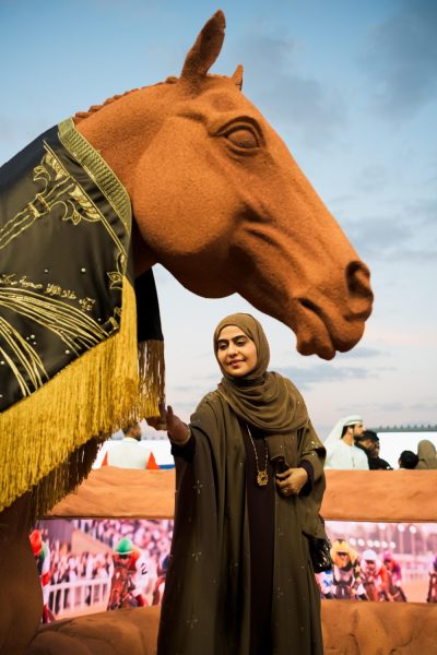 فريال البستكي ..تنسج روح الخيل في “وشاح الناموس”