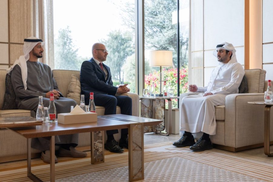 مكتوم بن محمد يبحث مع الرئيس والمدير التنفيذي لشركة “سيمنس للطاقة” فرص التعاون في التحول نحو الطاقة المستدامة