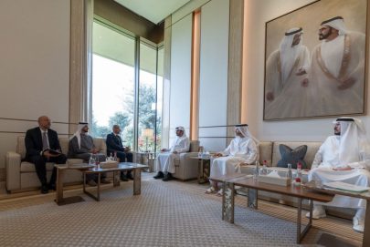 مكتوم بن محمد يبحث مع الرئيس والمدير التنفيذي لشركة “سيمنس للطاقة” فرص التعاون في التحول نحو الطاقة المستدامة