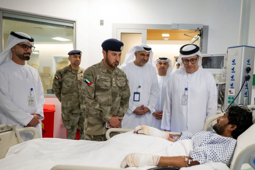 رئيس فريق إدارة الطوارئ والأزمات بأبوظبي يطمئن على المصابين جراء الاعتداءات الإيرانية الغاشمة