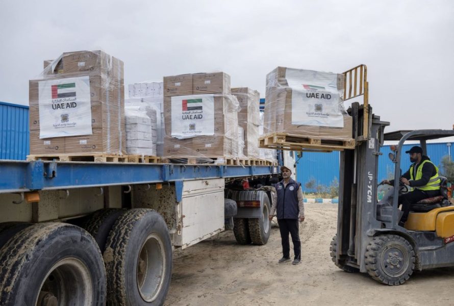 قافلة مساعدات طبية إماراتية تحمل 53 طناً تدخل قطاع غزة دعماً للقطاع الصحي ضمن عملية “الفارس الشهم 3”