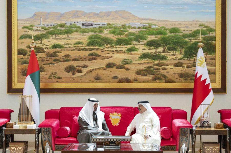 رئيس الدولة والملك حمد بن عيسى يبحثان في البحرين العلاقات الأخوية والمستجدات الإقليمية