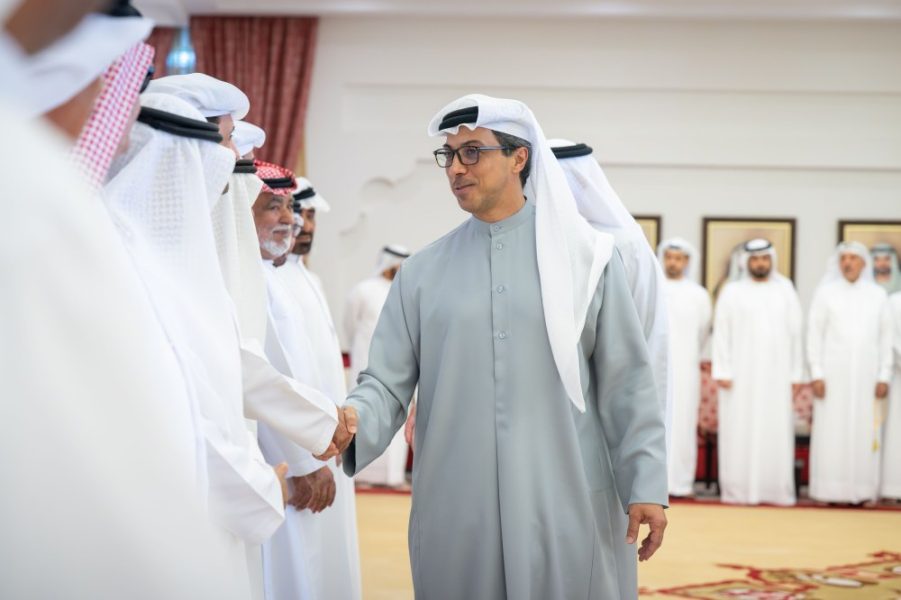 منصور بن زايد يعزي في وفاة محمد سفر الهاجري