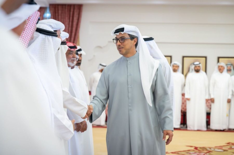 منصور بن زايد يعزي في وفاة محمد سفر الهاجري