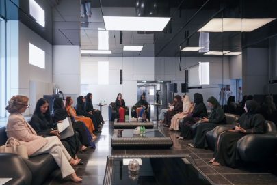 “مجلس الفكر والمعرفة” يزور متحف اللوفر أبوظبي ويعقد ندوة حول الفن والثقافة