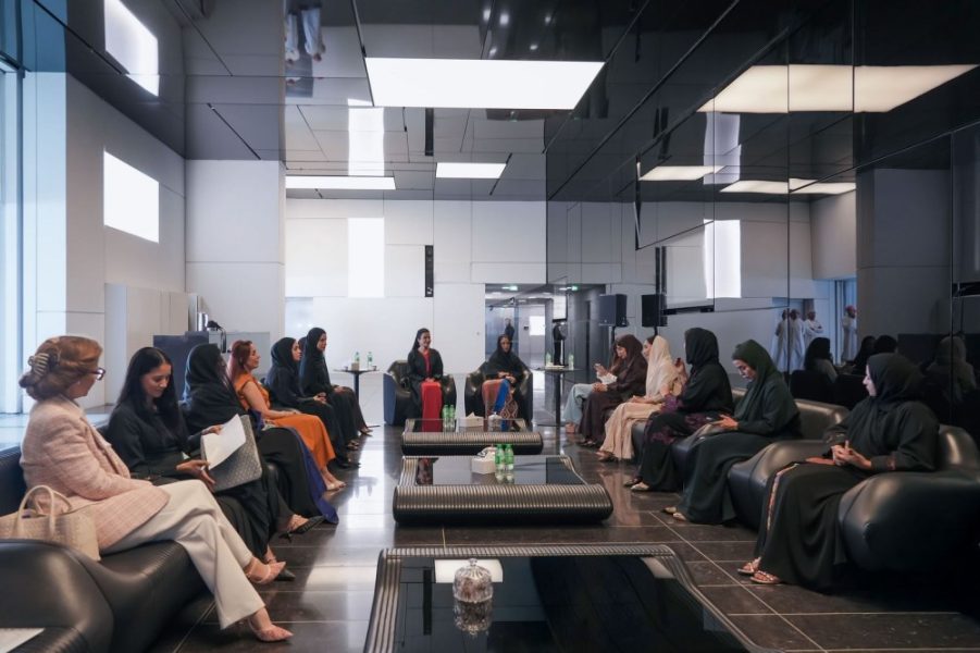 “مجلس الفكر والمعرفة” يزور متحف اللوفر أبوظبي ويعقد ندوة حول الفن والثقافة