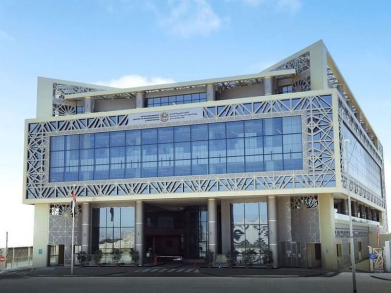 سوق العمل الإماراتي مستقر وأجور العاملين في مواعيدها المحددة