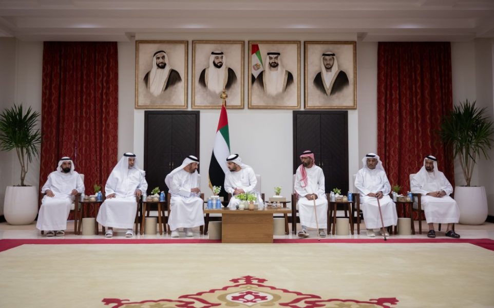 حمدان بن زايد يستقبل عددا من المواطنين في مجلس مدينة زايد