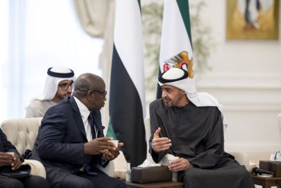 رئيس الدولة ورئيس سيراليون يبحثان تعزيز الشراكة الاقتصادية الشاملة بين البلدين والتطورات في المنطقة