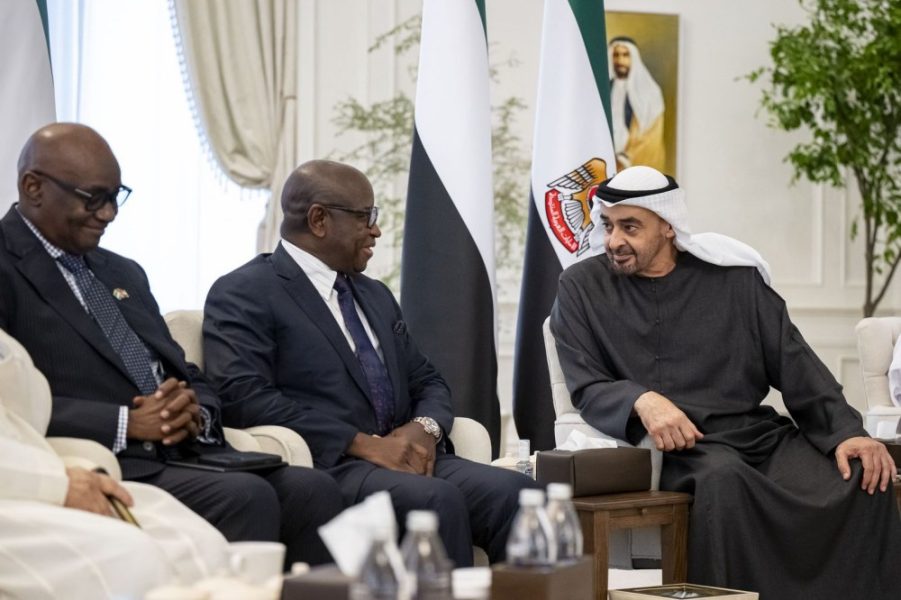 رئيس الدولة ورئيس سيراليون يبحثان تعزيز الشراكة الاقتصادية الشاملة بين البلدين والتطورات في المنطقة