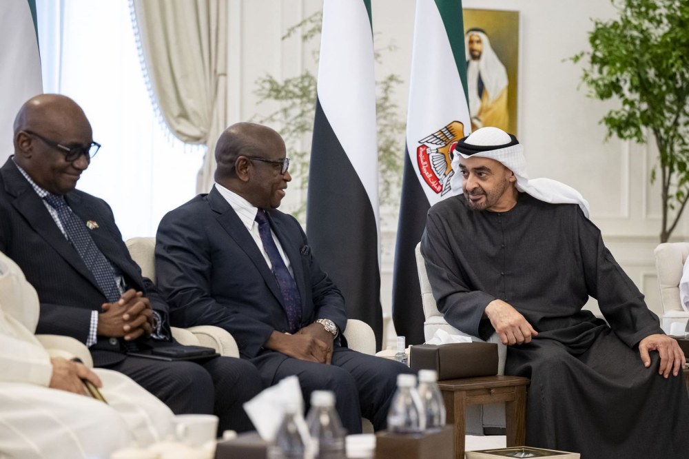 رئيس الدولة ورئيس سيراليون يبحثان تعزيز الشراكة الاقتصادية الشاملة بين البلدين والتطورات في المنطقة