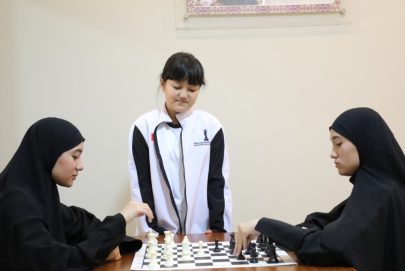 عنود وعهود وحفصة.. تألق وألقاب على ” رقعة الأذكياء”