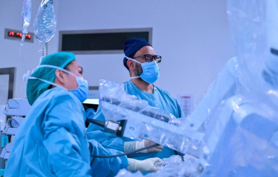 إجراء أول جراحة استئصال فص رئوي بإستخدام الروبوت وتقنية أحادية المنفذ في مدينة برجيل الطبية لمريضة ثلاثينية مصابة بسرطان الرئة