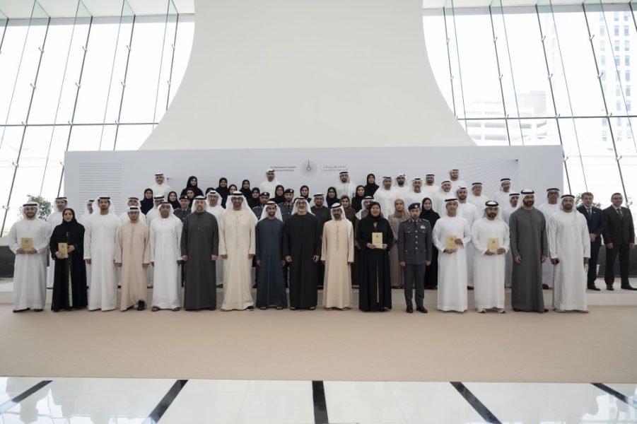 خالد بن محمد بن زايد يكرم الفائزين بجائزة أبوظبي للأداء الحكومي المتميز