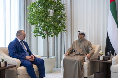 منصور بن زايد يستقبل المبعوث الخاص للرئيس البيلاروسي