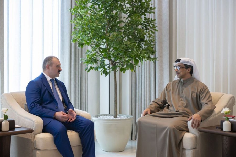 منصور بن زايد يبحث مع المبعوث الخاص للرئيس البيلاروسي علاقات التعاون بين البلدين