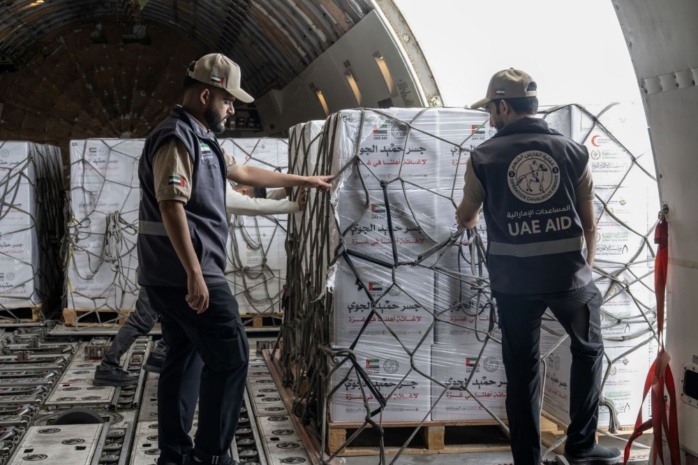 وصول طائرة إماراتية جديدة إلى العريش ضمن جسر حميد الجوي وعملية “الفارس الشهم 3” محمّلة بـ 100 طن من المساعدات الغذائية دعماً لغزة