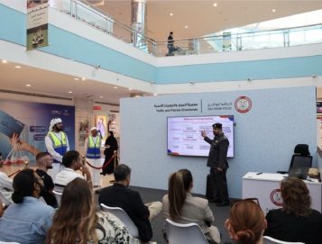 شرطة أبوظبي‬⁩ تقدم خدمة تخفيض النقاط المرورية عبر منصة ميدانية في “المشرف مول”