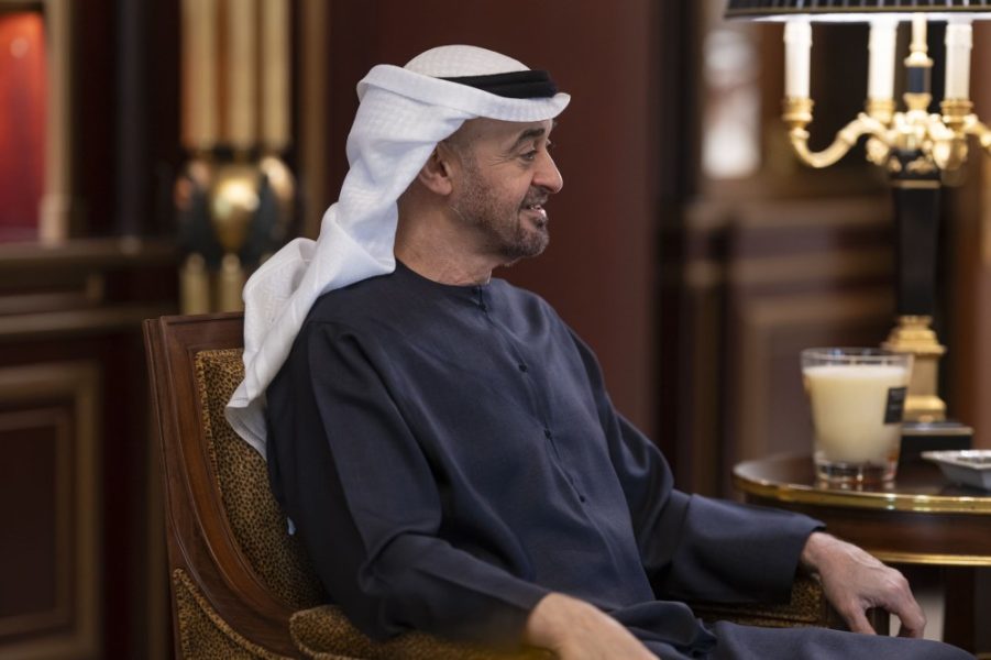 رئيس الدولة يلتقي ملك البحرين بحضور محمد بن راشد ومنصور بن زايد