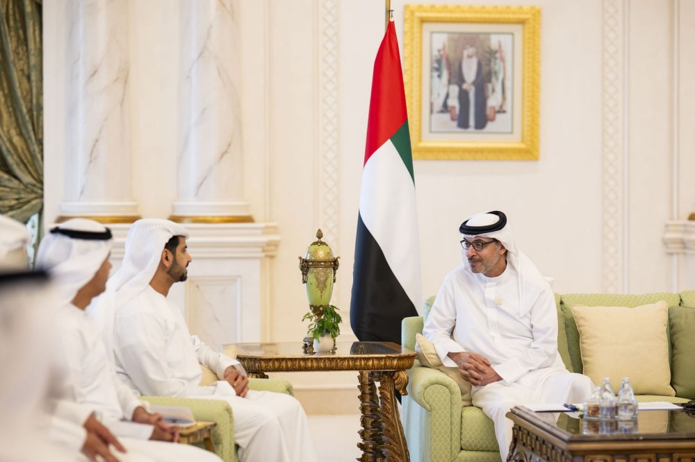 هزاع بن زايد يطّلع على برامج ومبادرات تعزيز منظومة الدعم الاجتماعي في منطقة العين