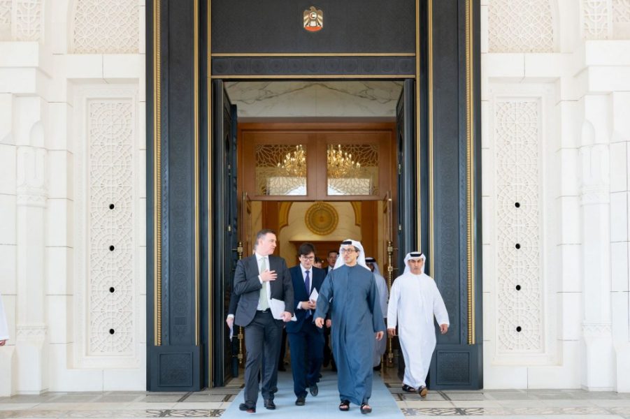 منصور بن زايد ونائب رئيس الوزراء الروسي يبحثان سبل تعزيز التعاون المشترك بين البلدين