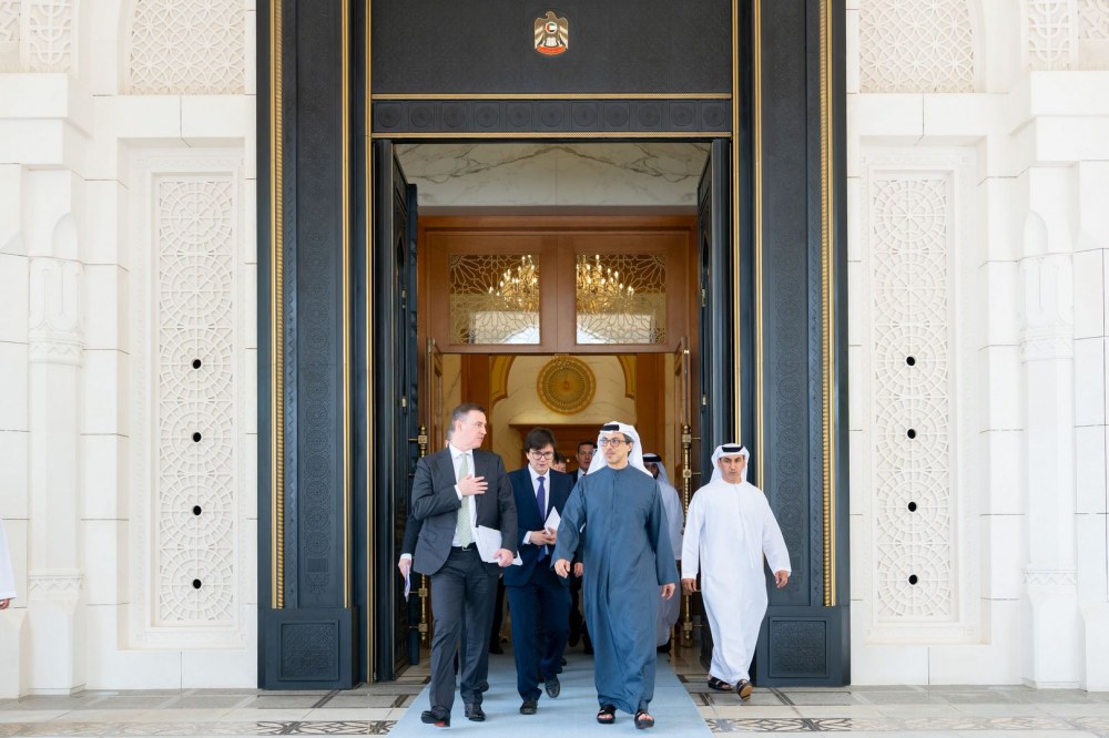 منصور بن زايد ونائب رئيس الوزراء الروسي يبحثان سبل تعزيز التعاون المشترك بين البلدين